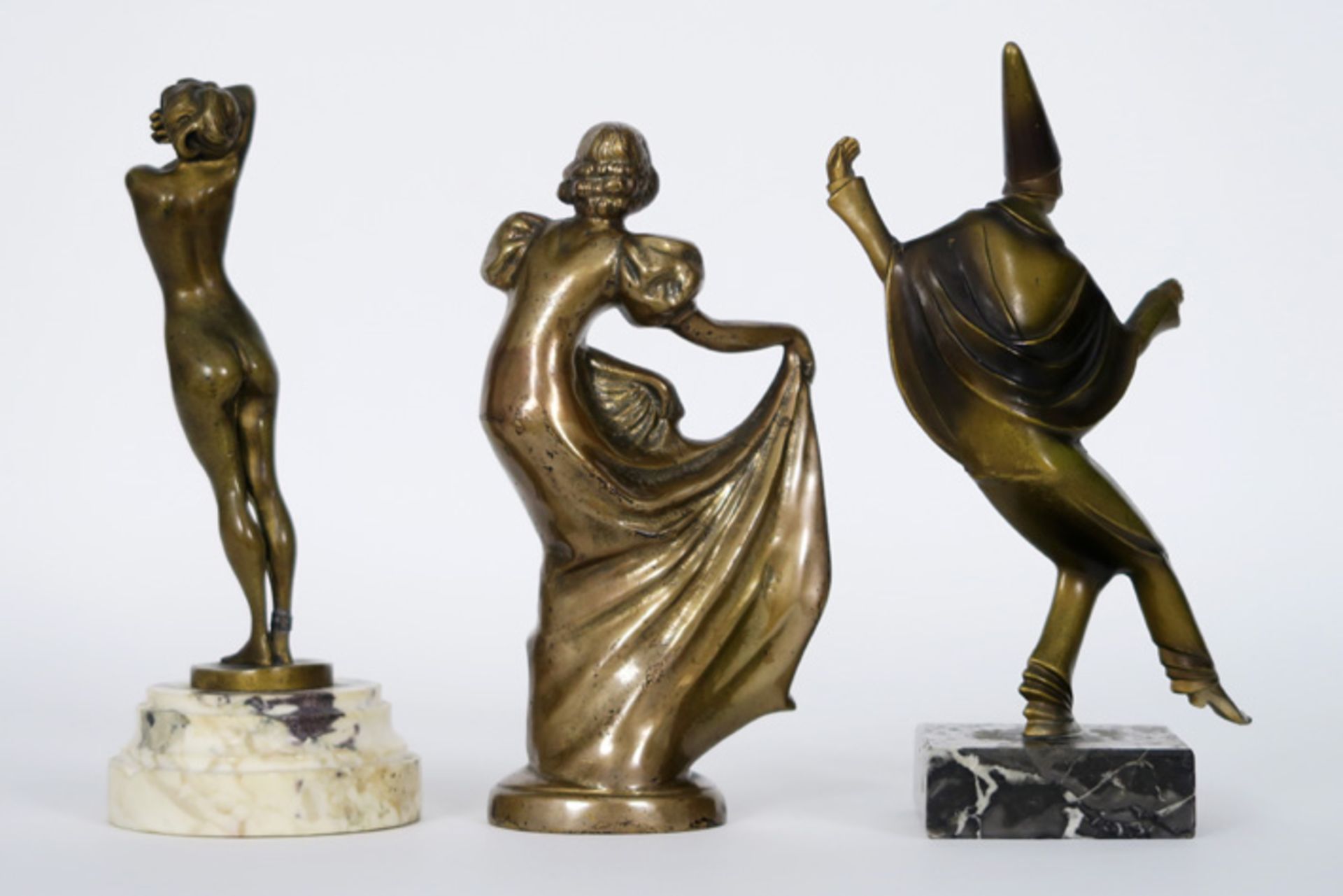 Lot van drie kleine sculpturen in brons, telkens met de voorstelling van een vrouw - [...] - Image 2 of 2