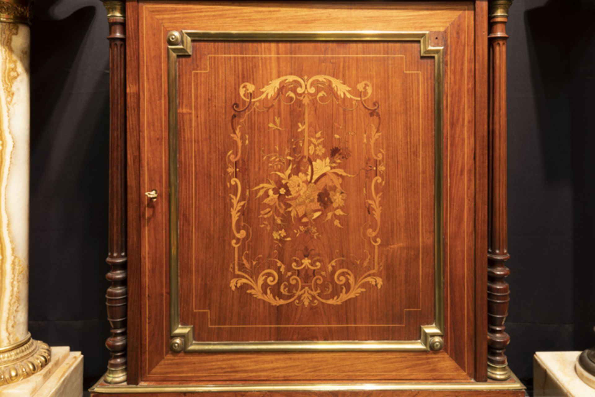 FRANKRIJK - 19° EEUW neoclassicistisch meubel in marqueterie versierd met koper- en [...] - Image 3 of 3
