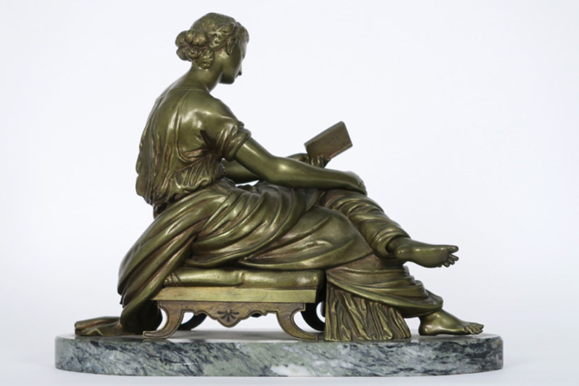Negentiende eeuwse sculptuur in brons : "Zittende lezende dame" - hoogte en breedte [...] - Image 3 of 5