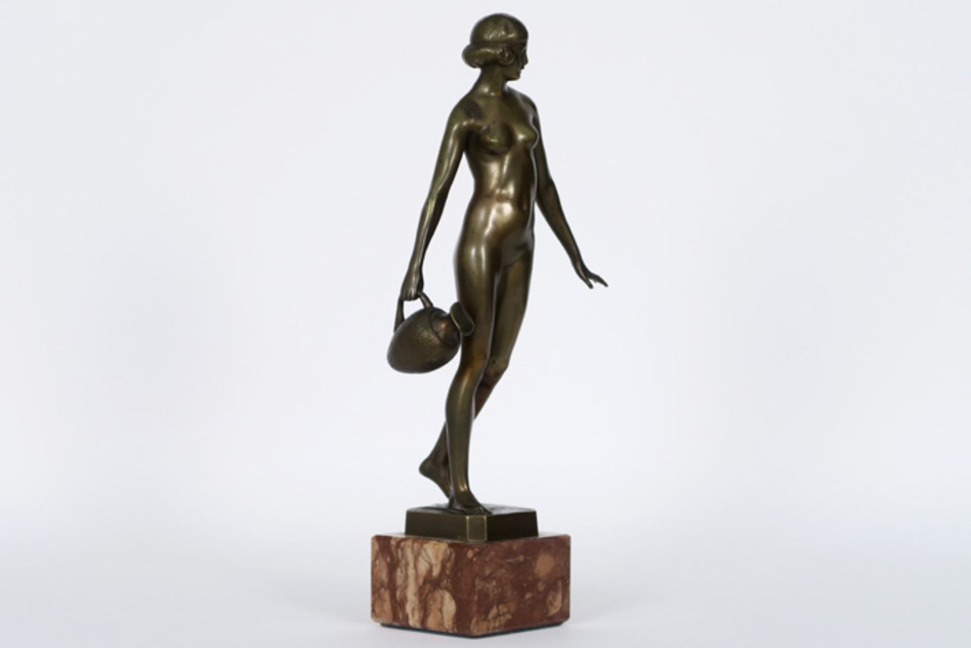 SCHMIDT- HOFER OTTO (1873 - 1925) sculptuur in brons : "Waterdraagster" - hoogte : [...]