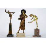 Lot van drie kleine sculpturen in brons, telkens met de voorstelling van een dansende [...]