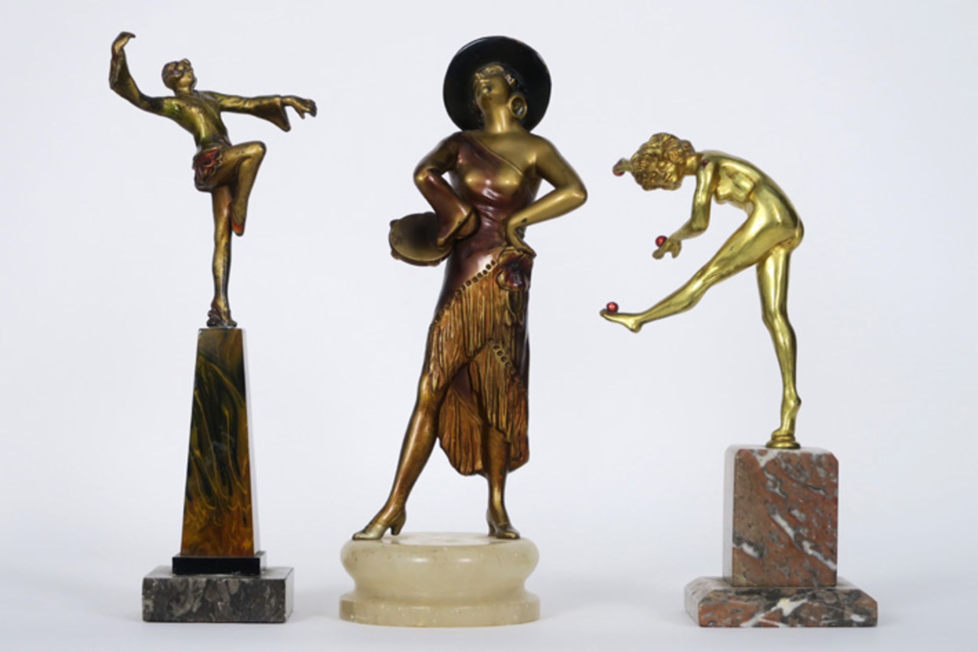 Lot van drie kleine sculpturen in brons, telkens met de voorstelling van een dansende [...]