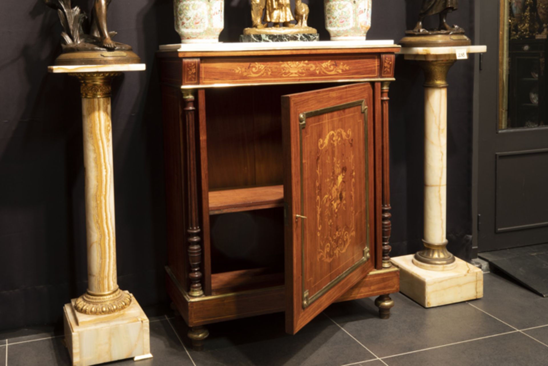 FRANKRIJK - 19° EEUW neoclassicistisch meubel in marqueterie versierd met koper- en [...] - Image 2 of 3