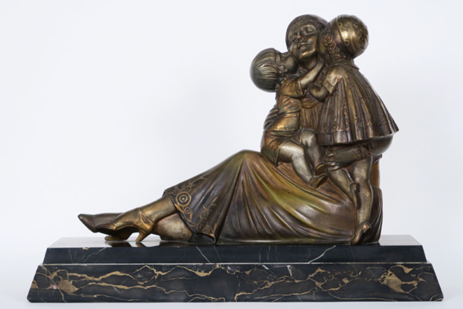 CHIPARUS D.H. Art Deco-sculptuur in gepatineerde kunstbrons op een typische marmeren [...]