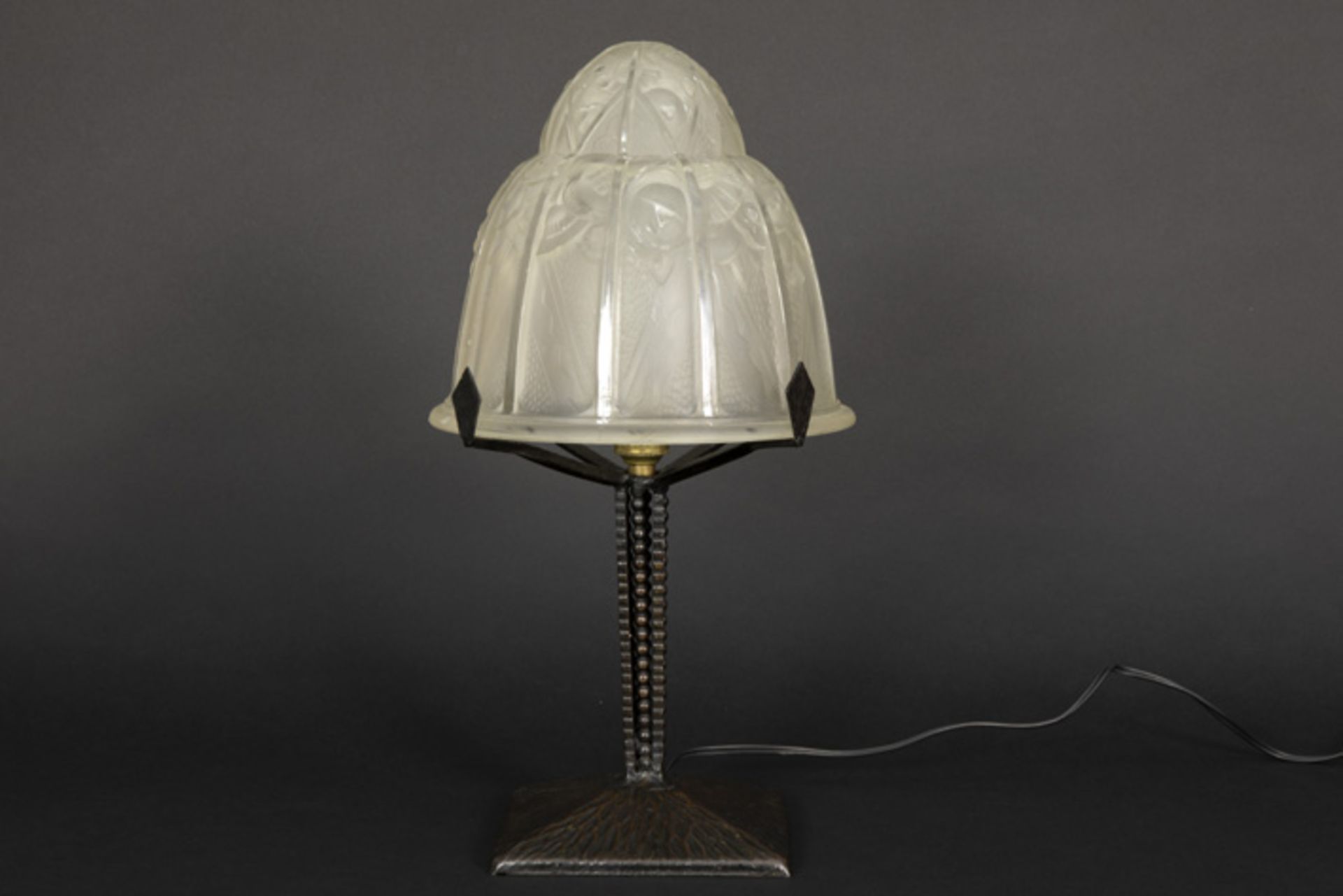 MÜLLER frêres LUNEVILLE Art Deco-lamp met smeedijzeren basis en met kap in deels [...]