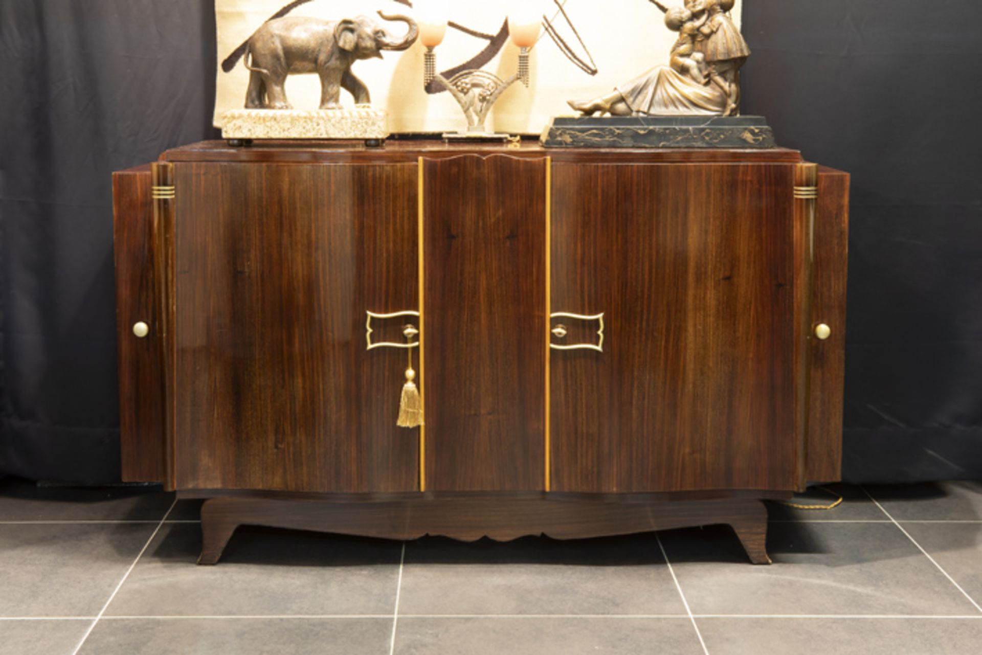 Mooi Art Deco-dressoir in palissander met orgelgebogen front met twee deuren, [...]