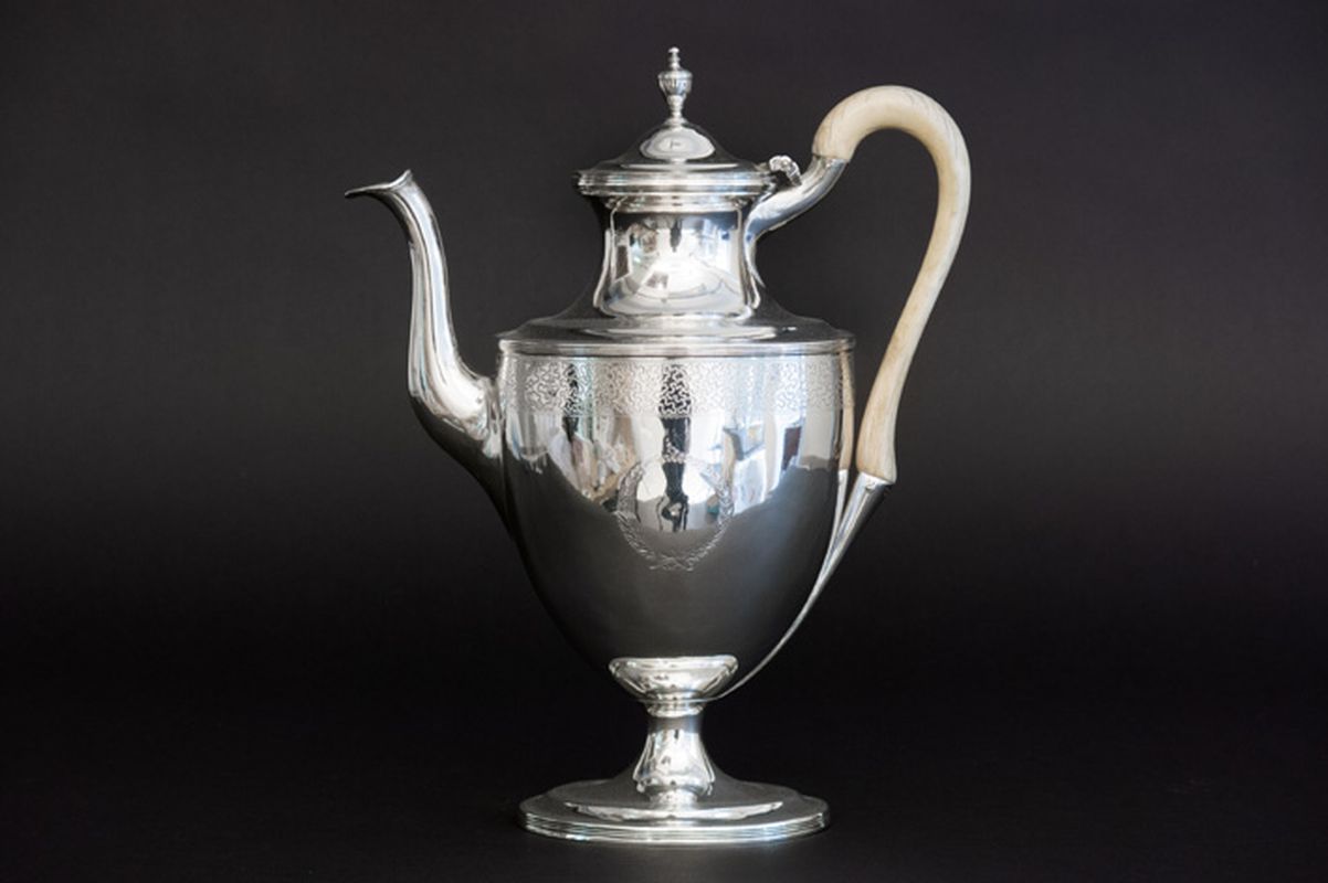 ROBERT & DAVID HENNELL elegante Georgian koffiekan in massief zilver, gemerkt "925 - [...]