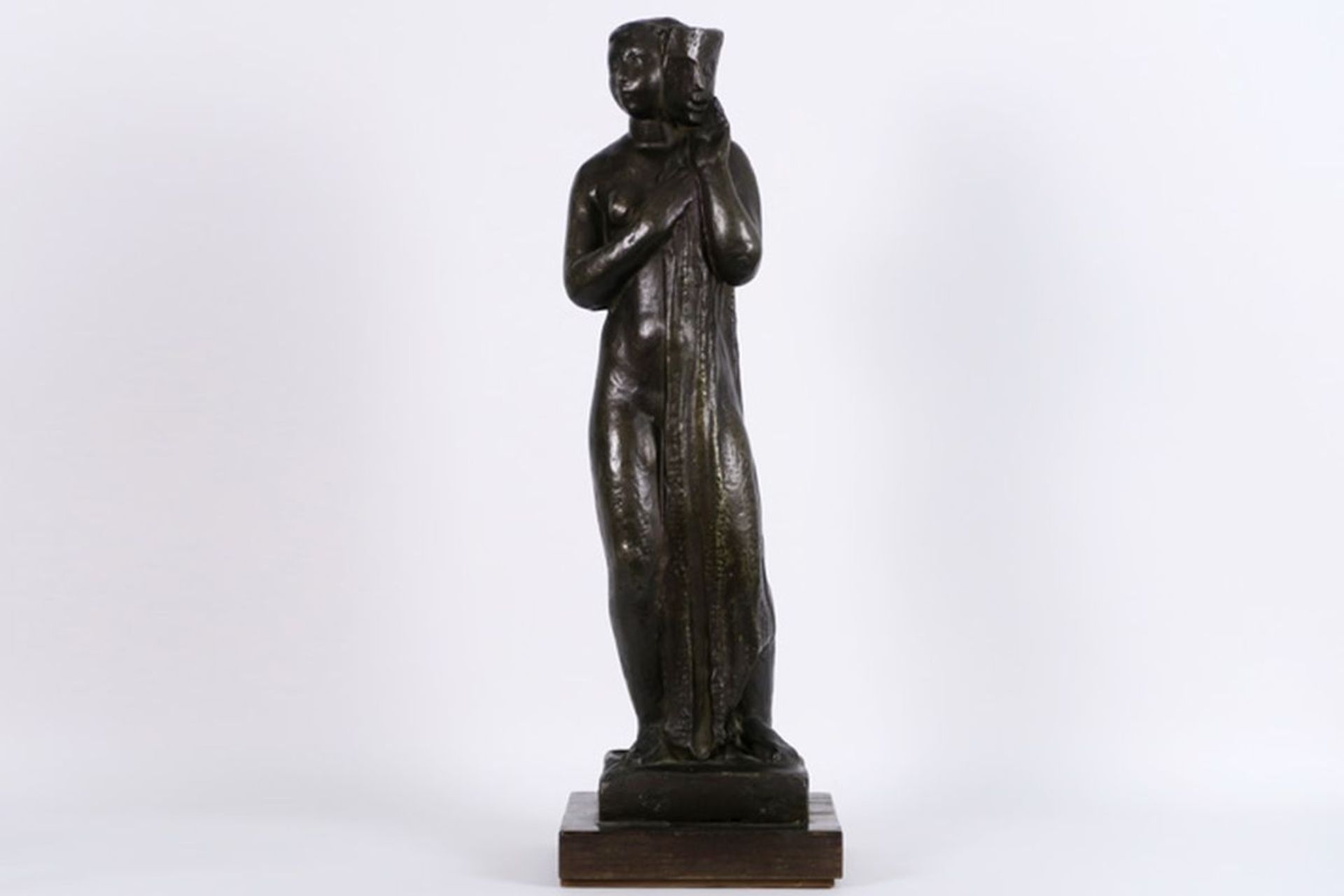 MACKEN MARK (1913 - 1977) sculptuur met bronspatine en met de voorstelling van een [...]