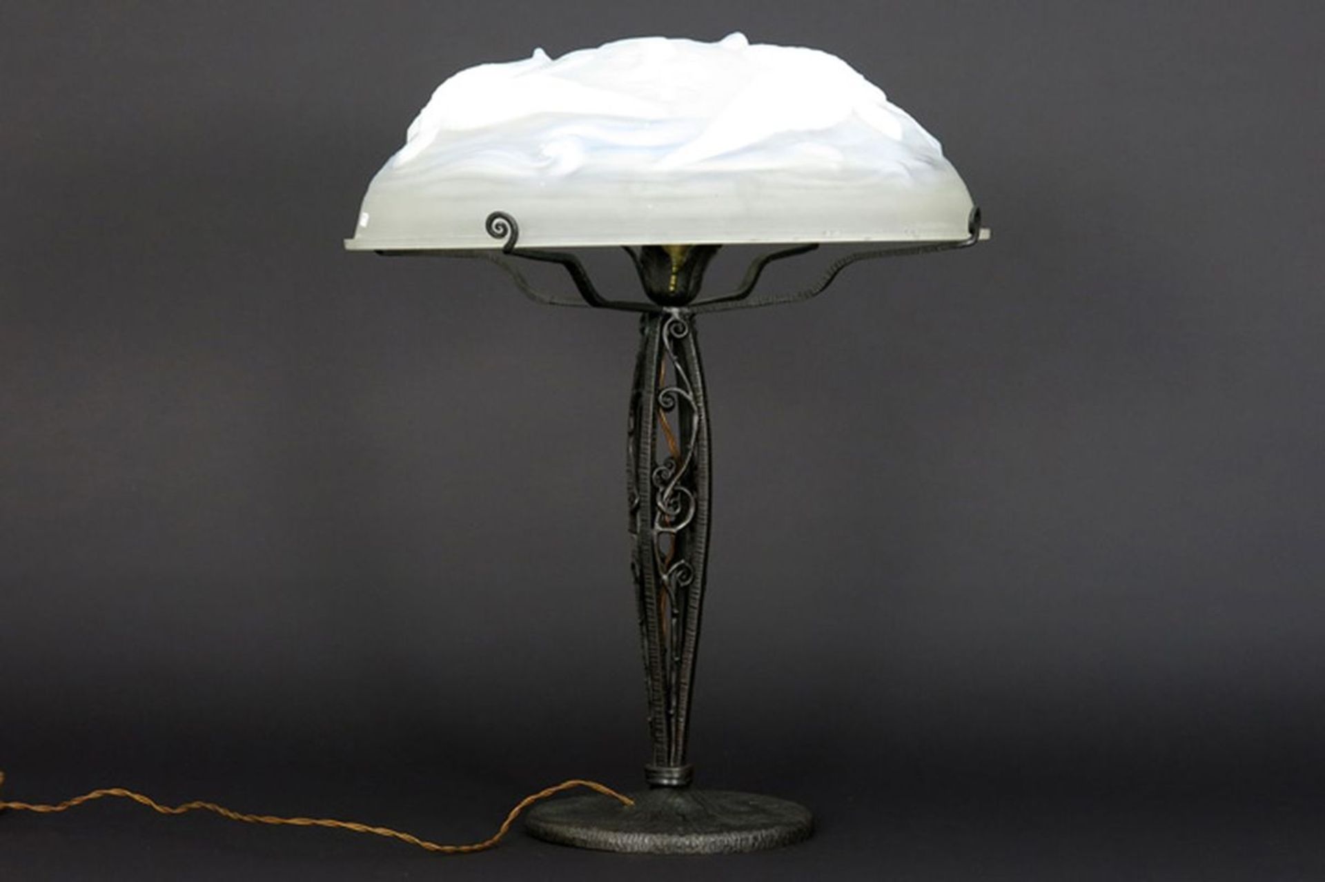 VERLYS prachtige vrij grote Art Deco-lamp met smeedijzeren montuur en met een mooie [...]