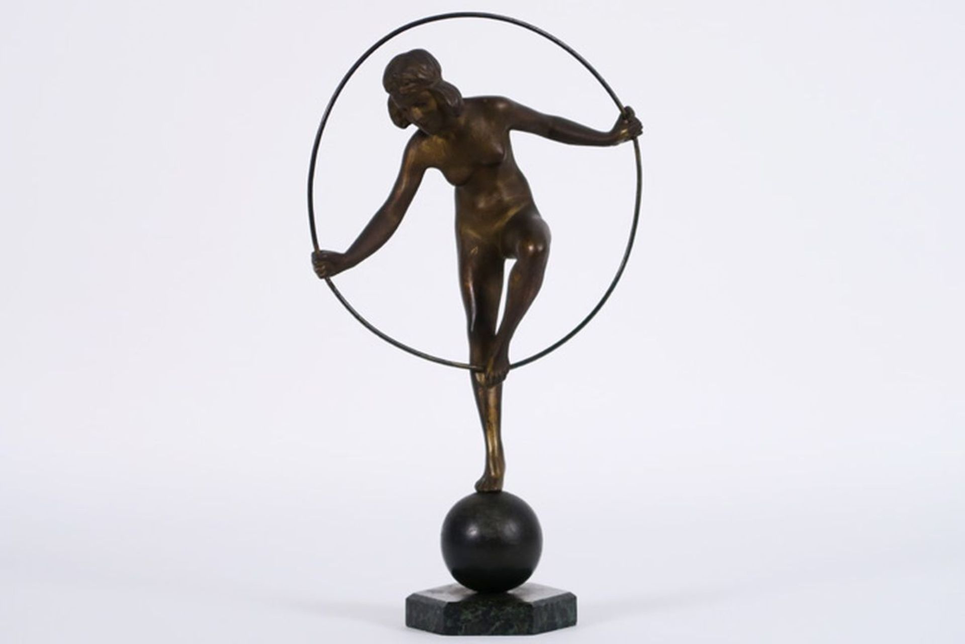 Art Deco-sculptuur in brons : "Meisje staand op bal" - hoogte : 32 cm - ca 1930 [...]