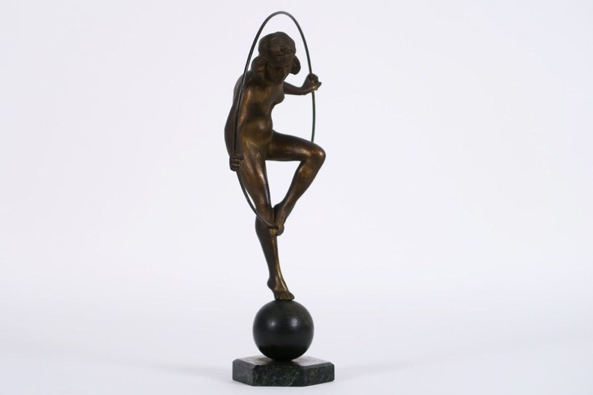 Art Deco-sculptuur in brons : "Meisje staand op bal" - hoogte : 32 cm - ca 1930 [...] - Bild 2 aus 4