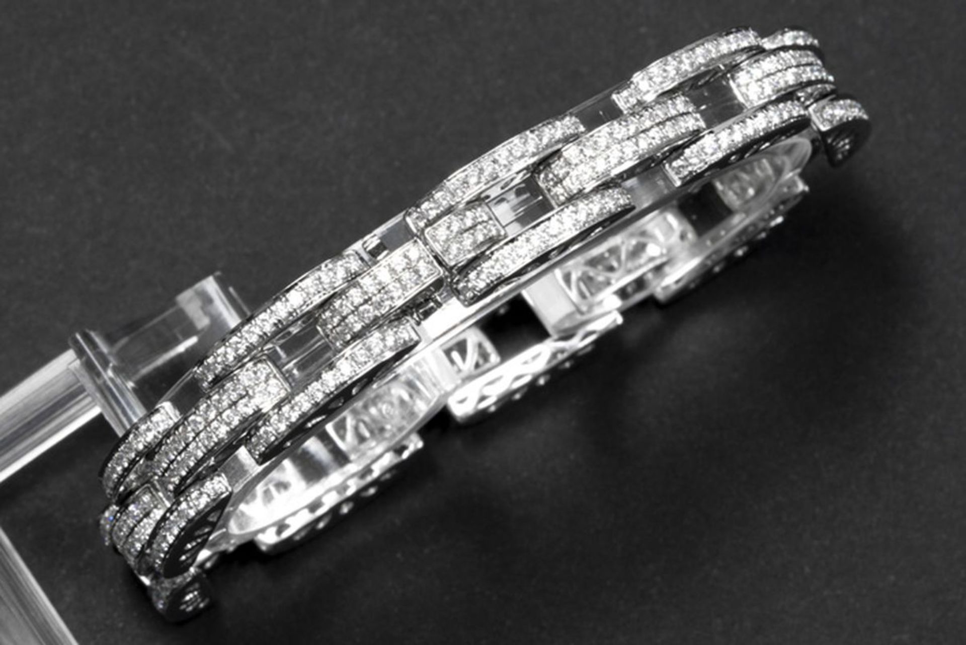 Fraai bracelet met een klassieke gourmetteschakel in witgoud (18 karaat) rondom bezet [...] - Bild 2 aus 2