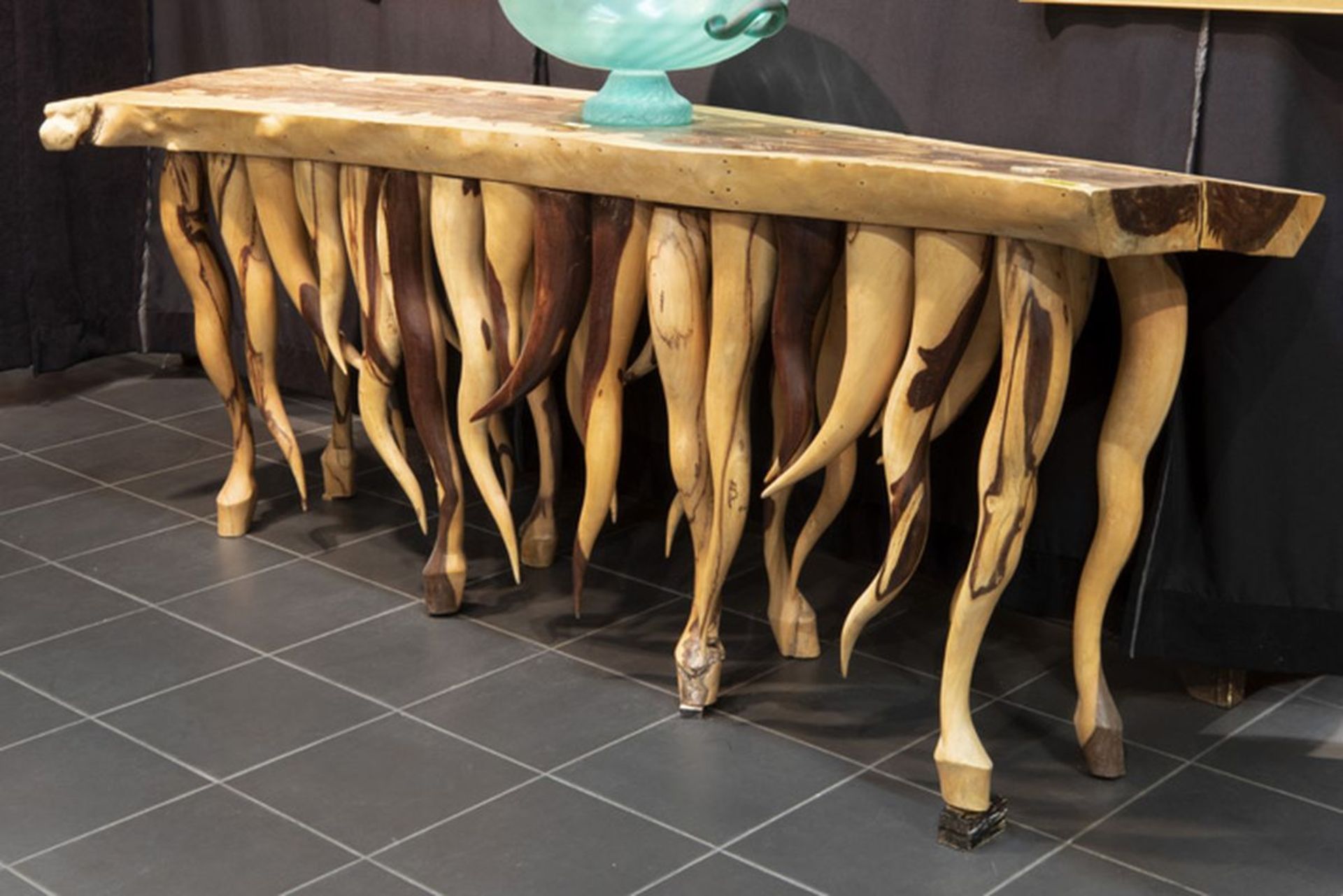 Decoratieve oude console -tafel met een apart "Art Brut" design in amarant (of [...] - Bild 2 aus 2