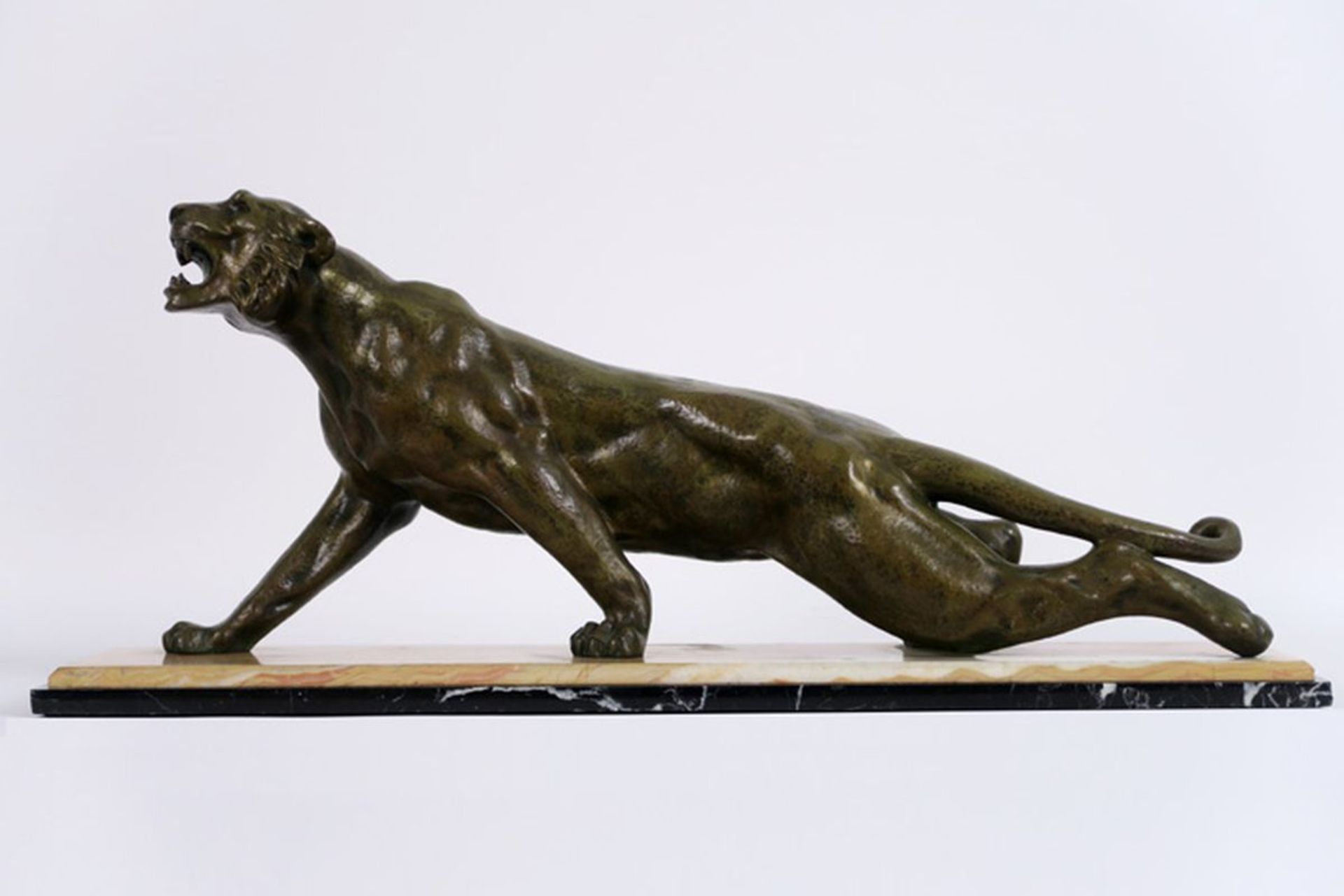 Art Deco-sculptuur in brons : "Lopende tijger" - op een basis in zwarte en witte [...]