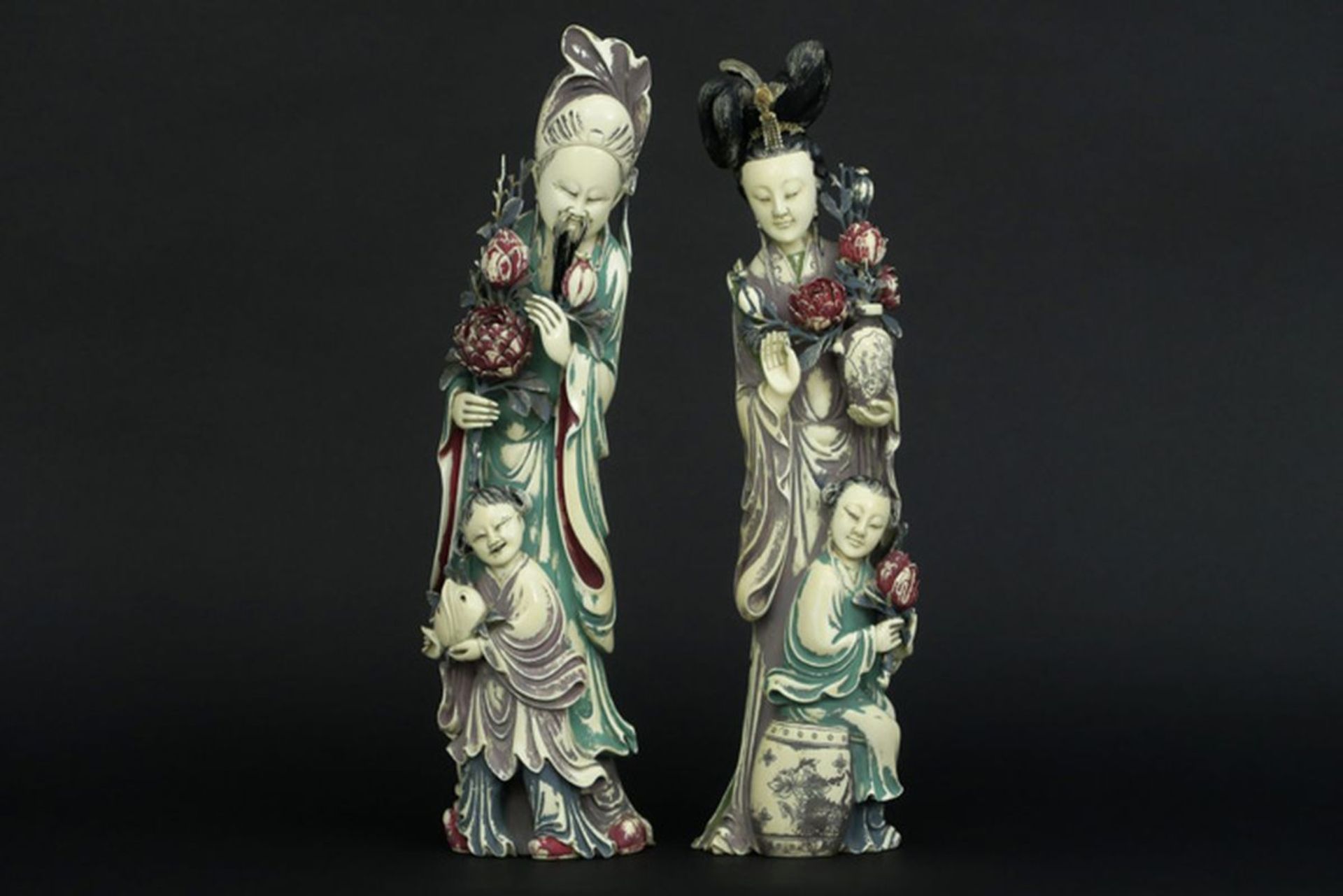 Paar oude Chinese sculpturen in deels gepolychromeerde ivoor : "Vrouw met meisje" en [...]