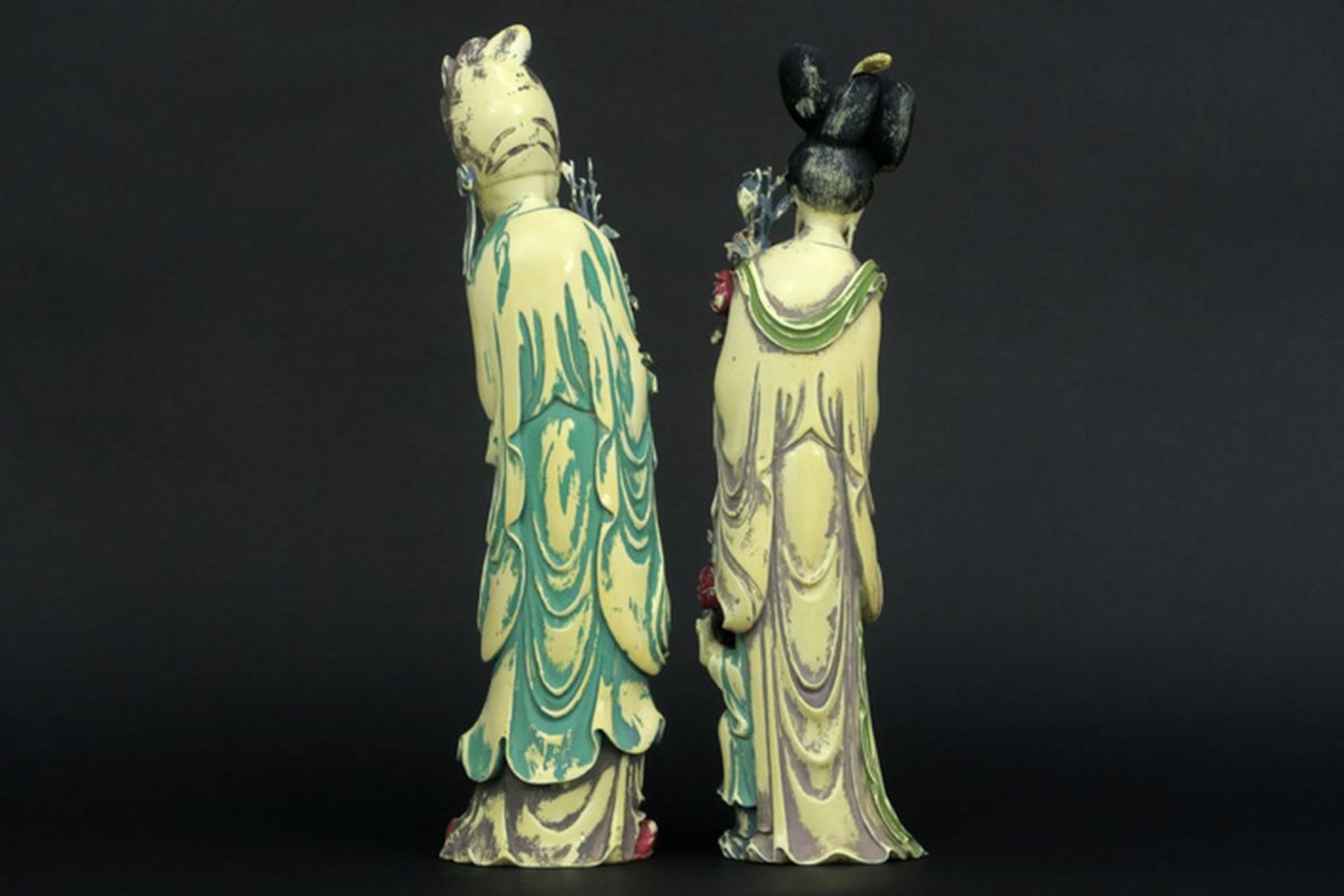 Paar oude Chinese sculpturen in deels gepolychromeerde ivoor : "Vrouw met meisje" en [...] - Bild 3 aus 4