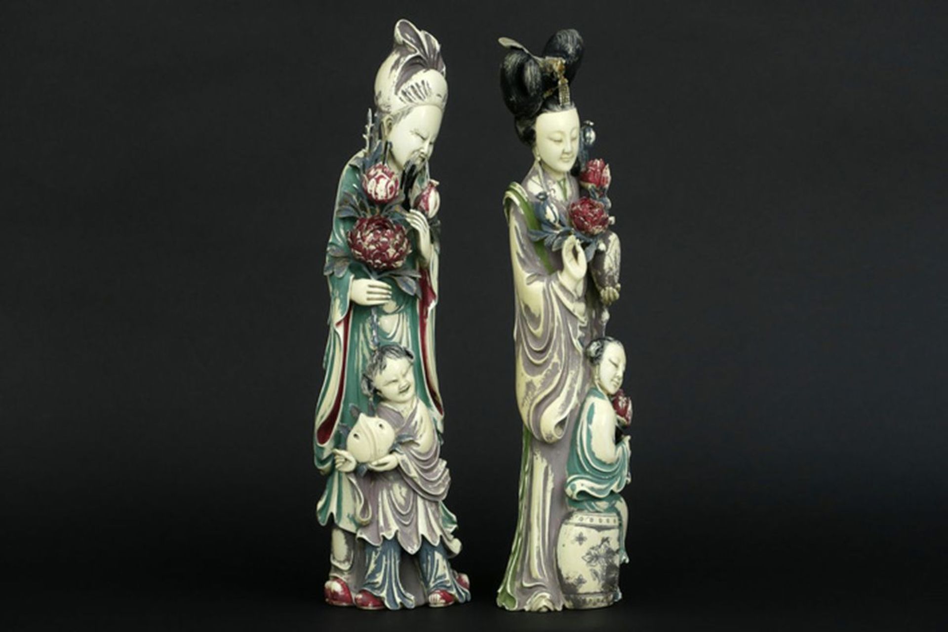 Paar oude Chinese sculpturen in deels gepolychromeerde ivoor : "Vrouw met meisje" en [...] - Bild 2 aus 4