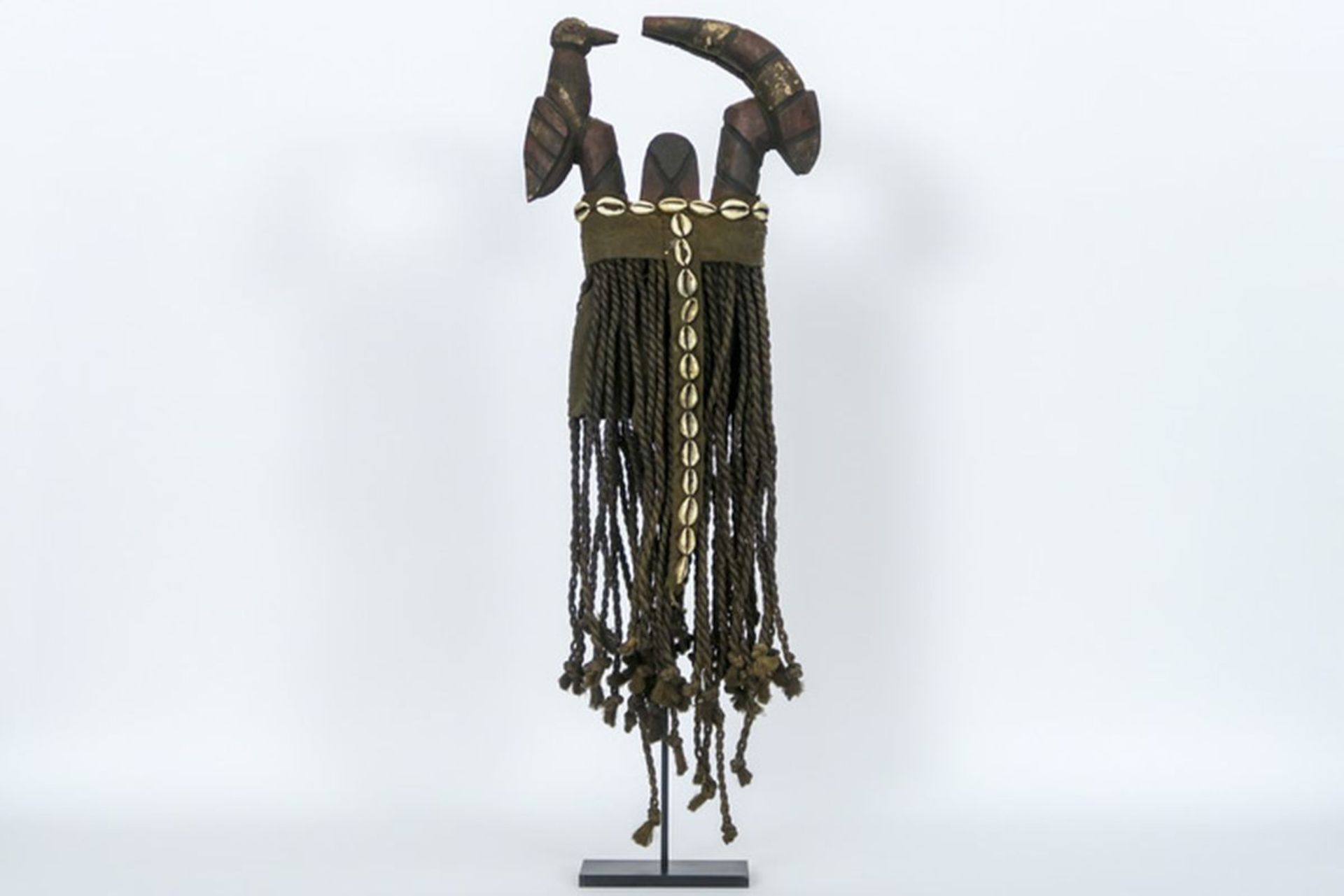 AFRIKA / MALI zgn opzet-masker van de "Bamana" in hout, textiel, touw en [...]