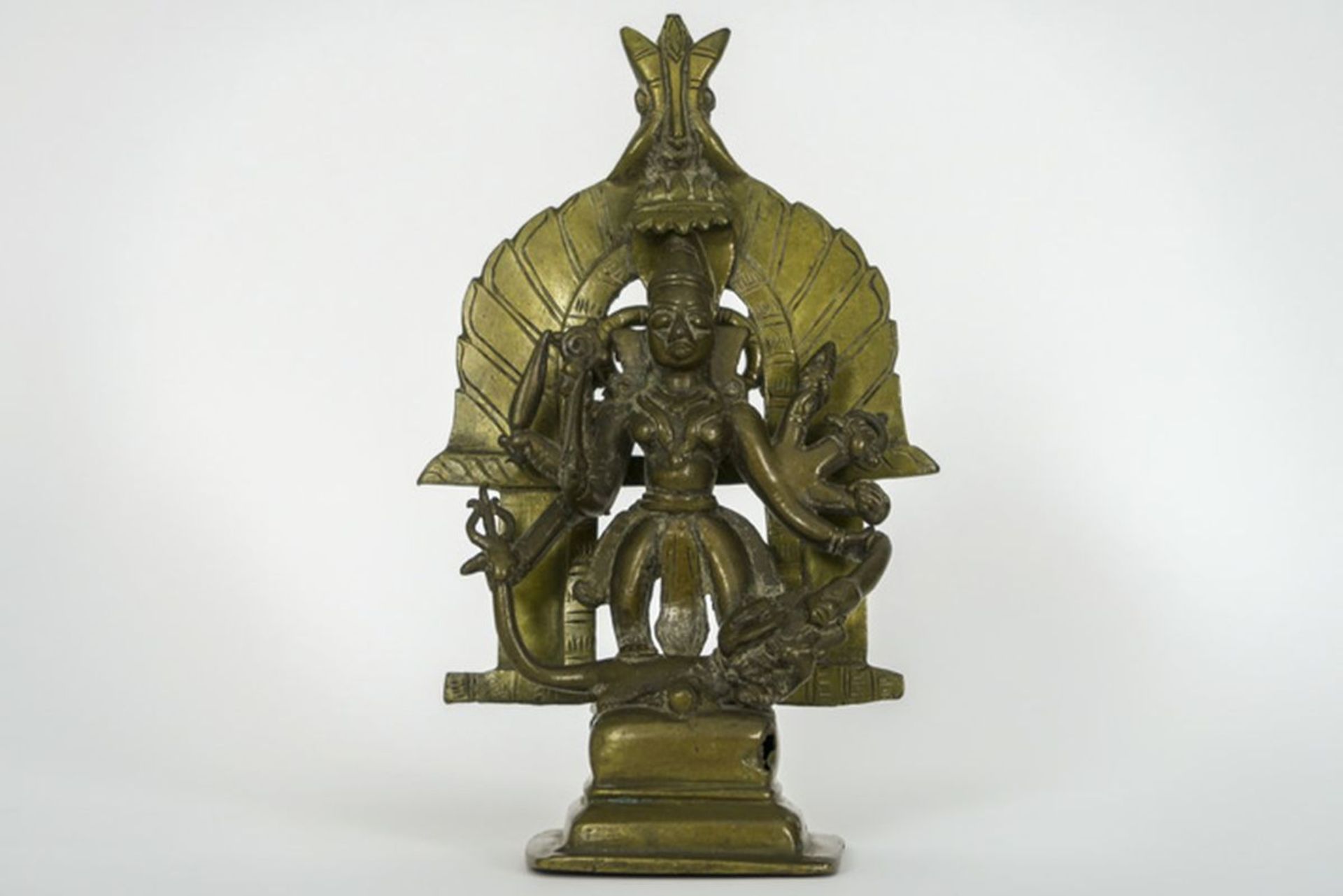 Antieke Indische puja-sculptuur in brons met de voorstelling van een hindoeïstische [...]