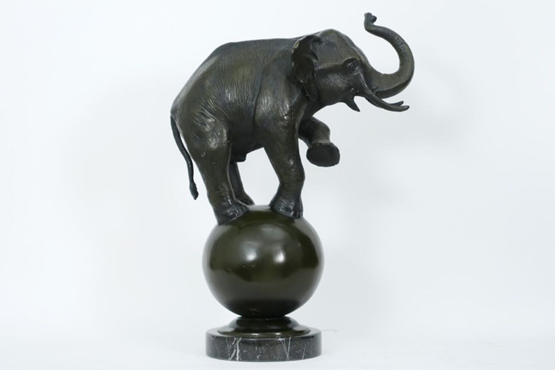 20° eeuwse sculptuur in brons met een attractief animalierthema : "Circusolifant op [...] - Image 3 of 4