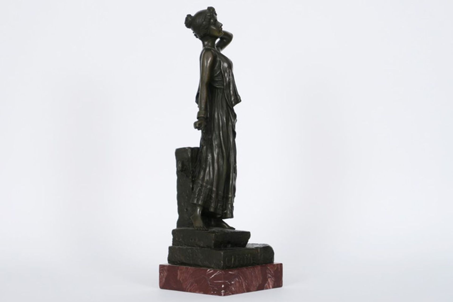 Art Nouveau-sculptuur in brons met de voorstelling van een geketende vrouw, getiteld [...] - Bild 2 aus 5