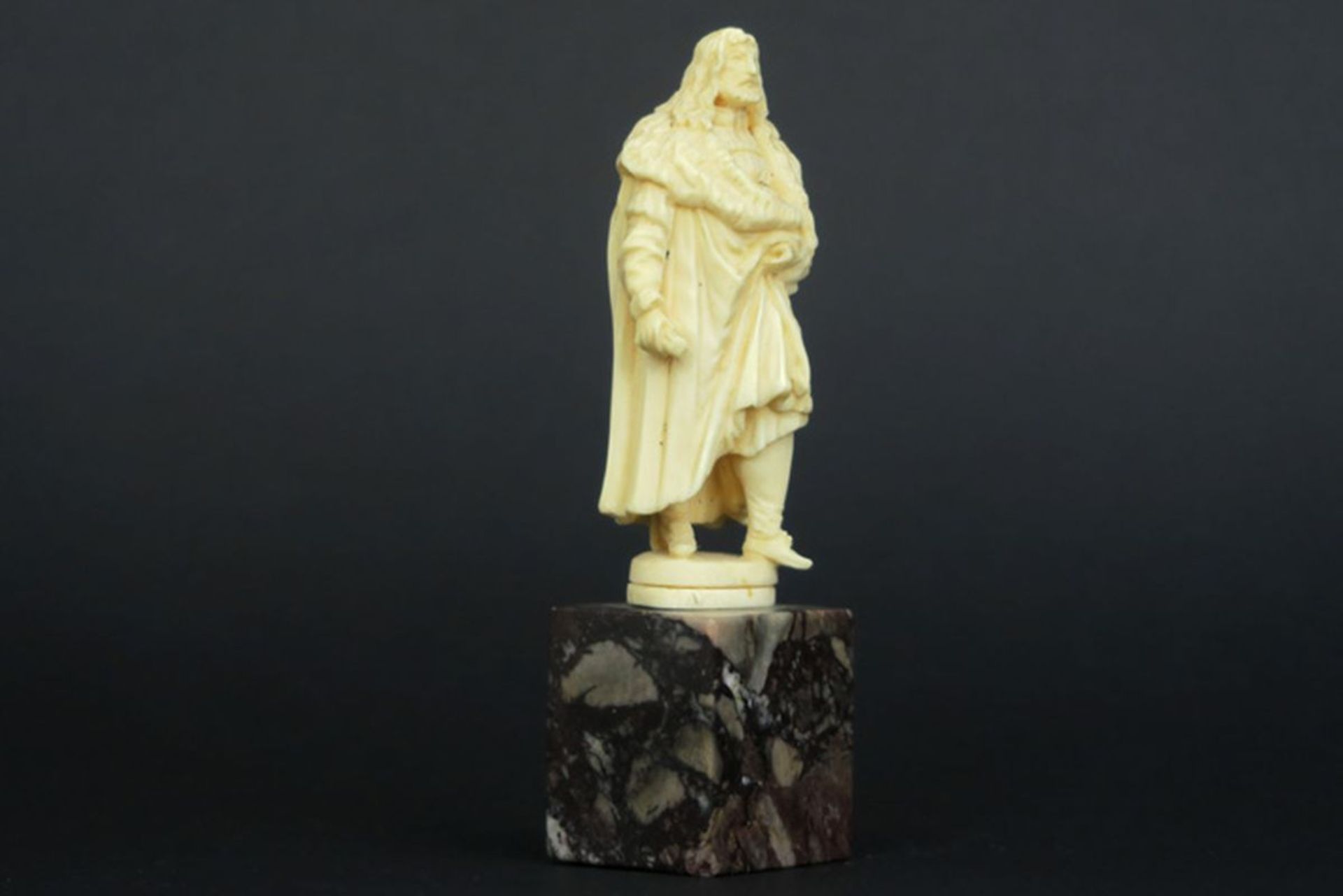 EUROPA - 19° EEUW sculptuur in ivoor : "Rijkgeklede man" - hoogte : 10,5 cm - [...] - Image 2 of 3