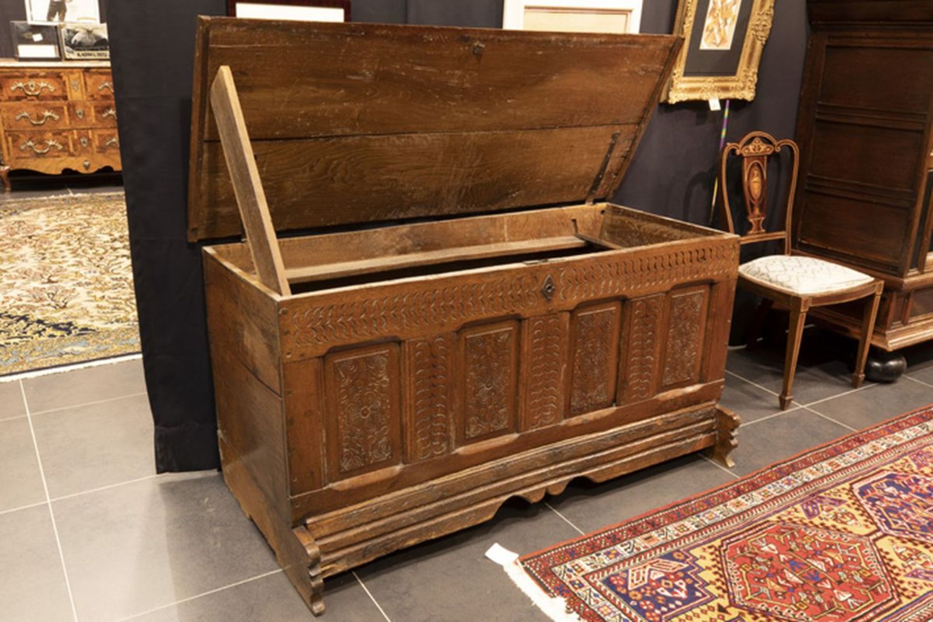 Achttiende eeuwse koffer in eik met front met vier panelen was ooit eigendom van [...] - Image 2 of 3