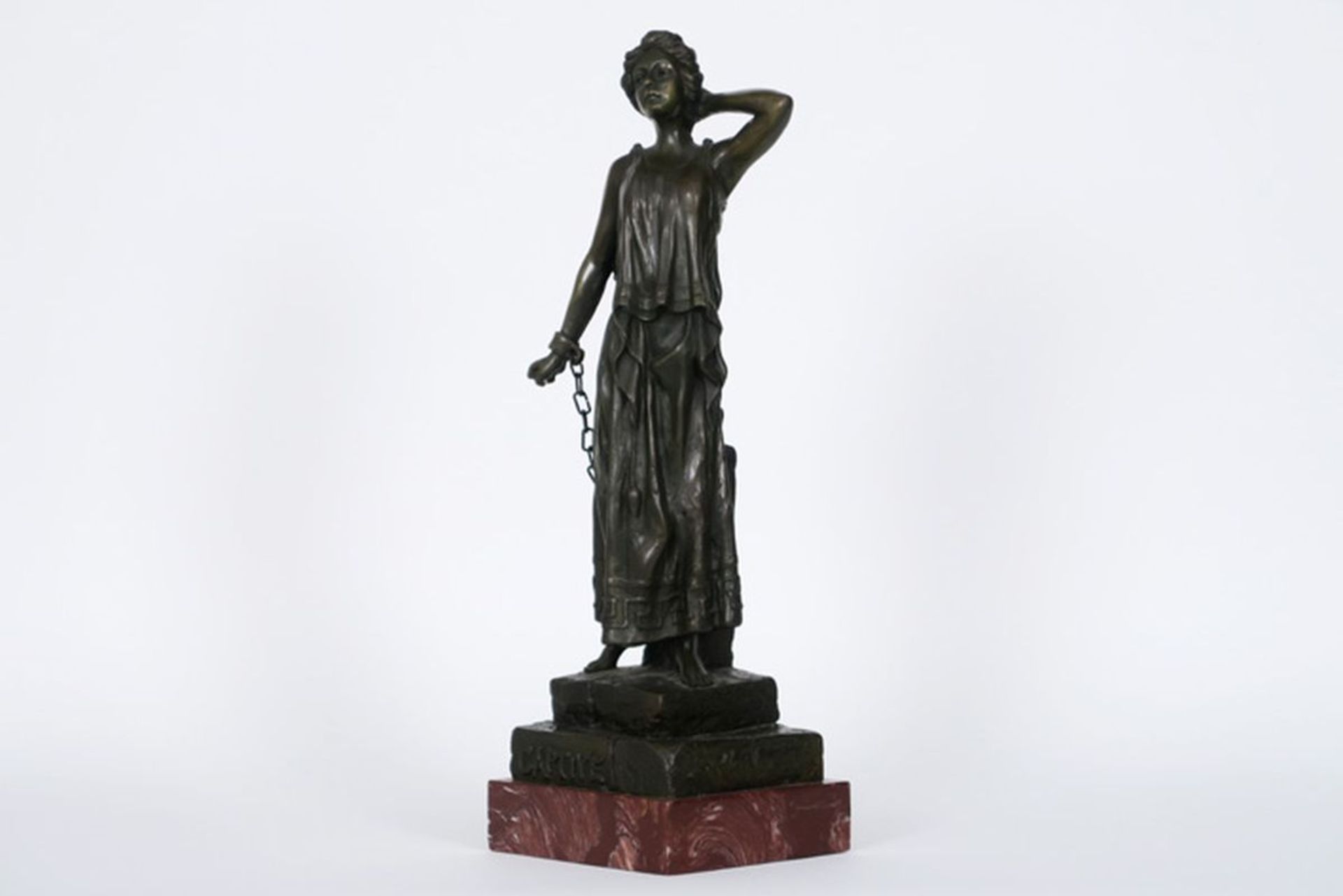 Art Nouveau-sculptuur in brons met de voorstelling van een geketende vrouw, getiteld [...] - Bild 4 aus 5