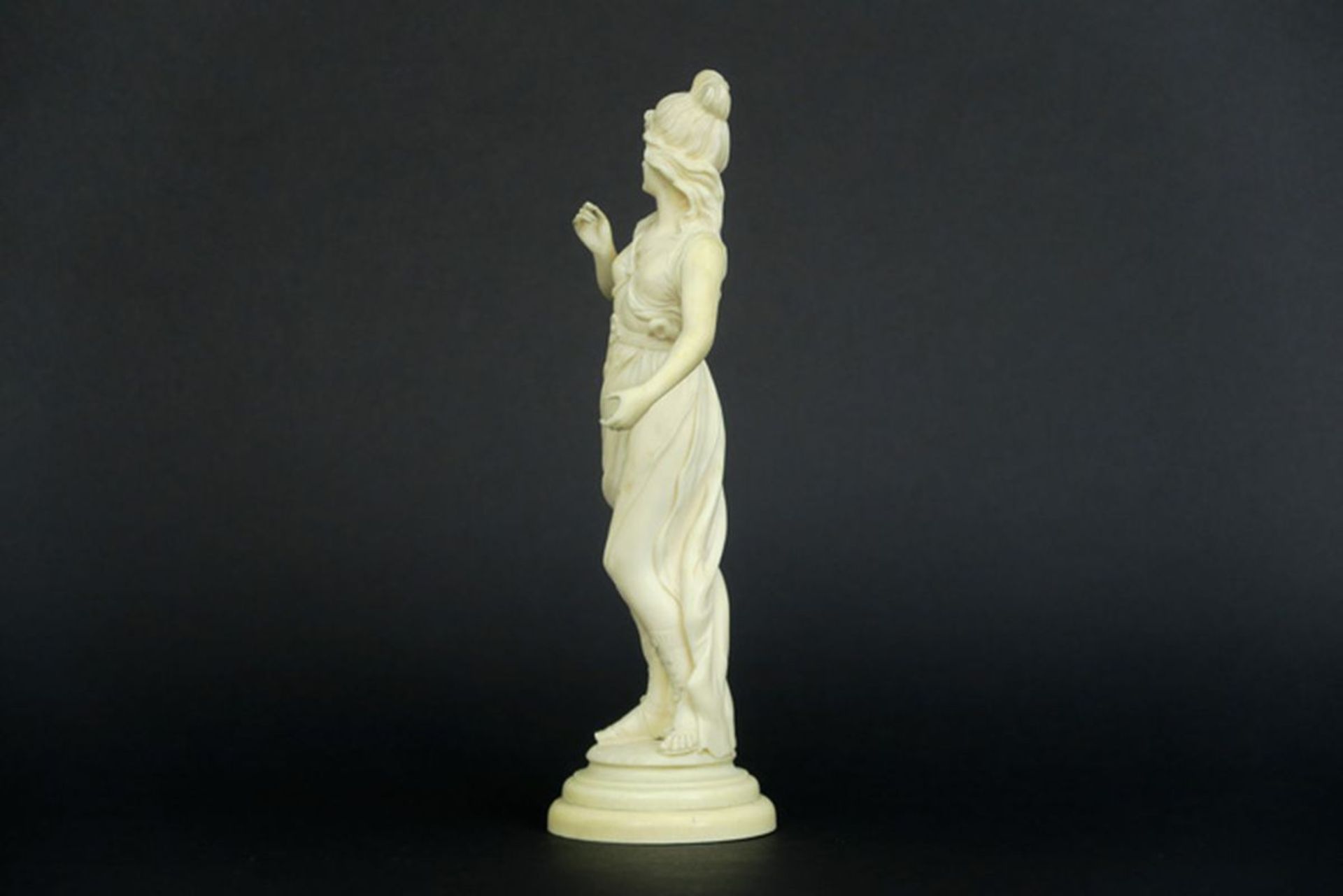 EUROPA - 19° EEUW zeer mooie sculptuur in ivoor met de verfijnd uitgewerkte [...] - Bild 4 aus 4