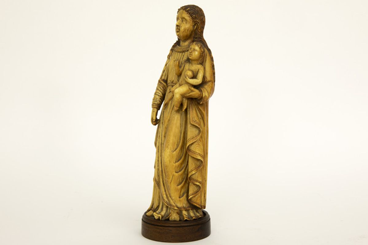 Antieke Indo-Portugese sculptuur in mooi gepatineerde ivoor : "Madonna met kind" - [...] - Image 2 of 4