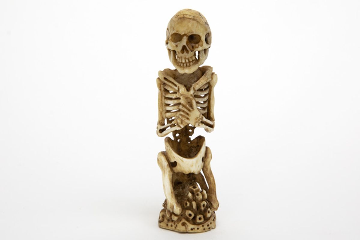 Kleine zgn "vanitas"- sculptuur in been : menselijk skelet - hoogte : 8,5 cm - [...]