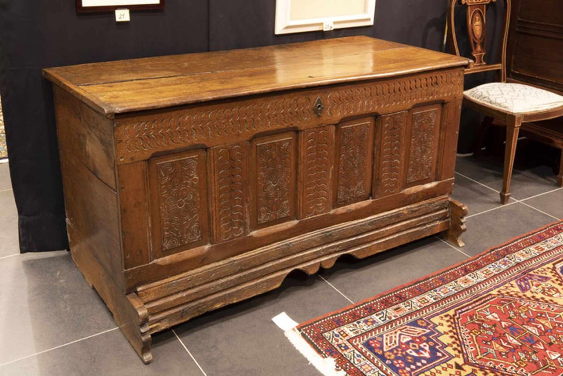 Achttiende eeuwse koffer in eik met front met vier panelen was ooit eigendom van [...]