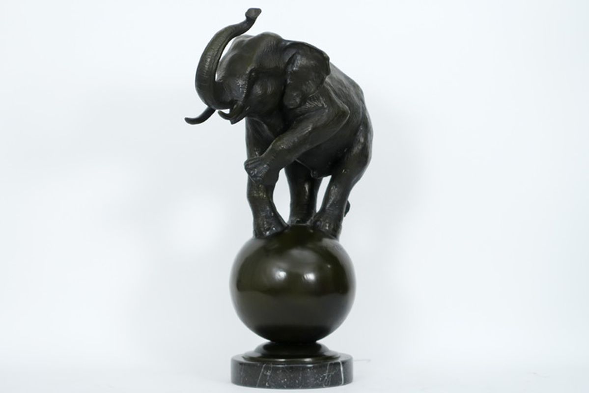 20° eeuwse sculptuur in brons met een attractief animalierthema : "Circusolifant op [...] - Image 2 of 4