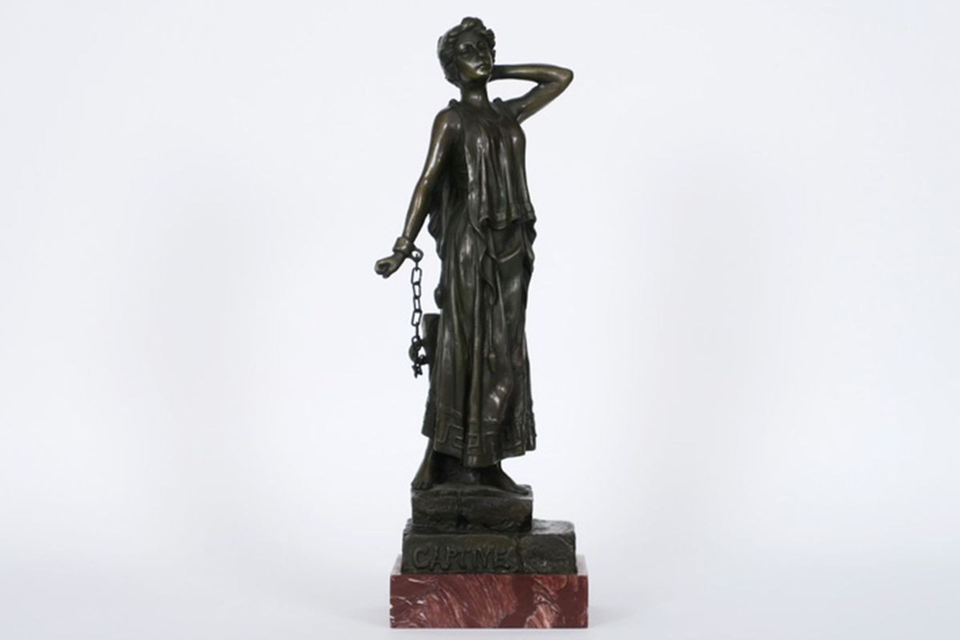 Art Nouveau-sculptuur in brons met de voorstelling van een geketende vrouw, getiteld [...]