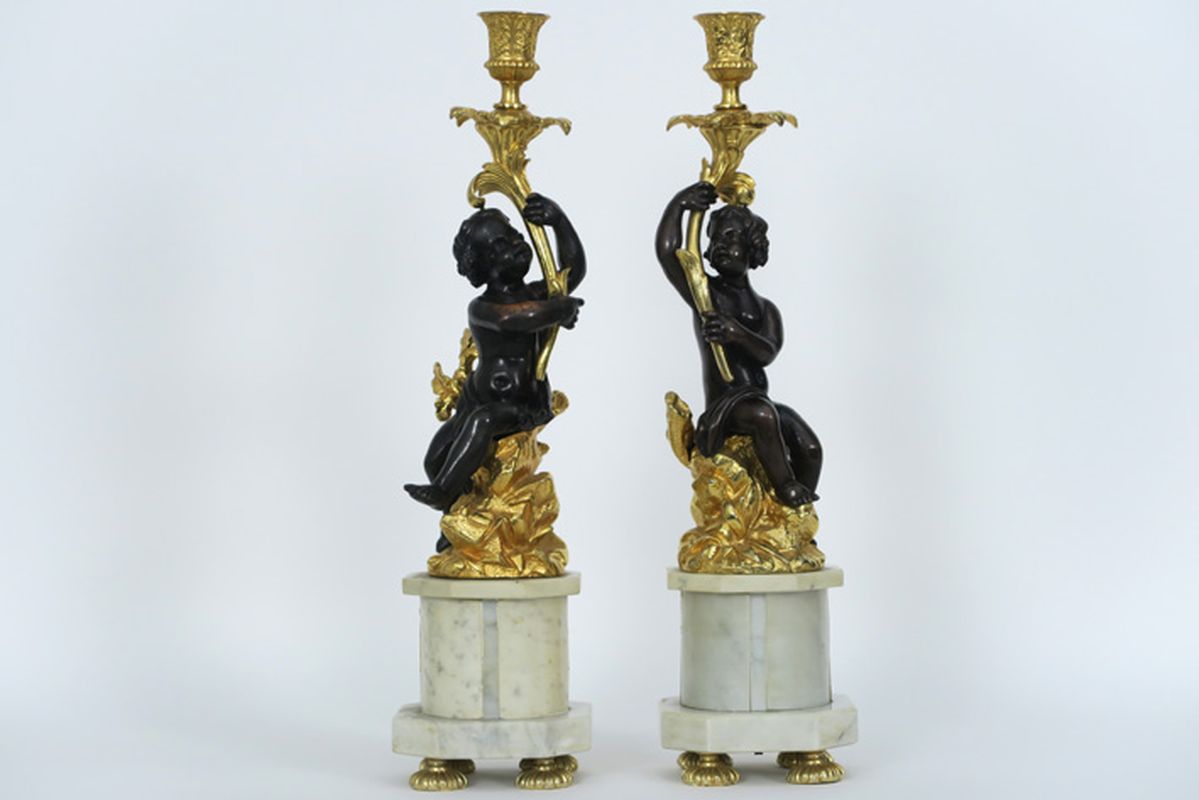 Paar neoclassicistische kandelaars met amourtje in deels gedoreerde brons en witte [...]