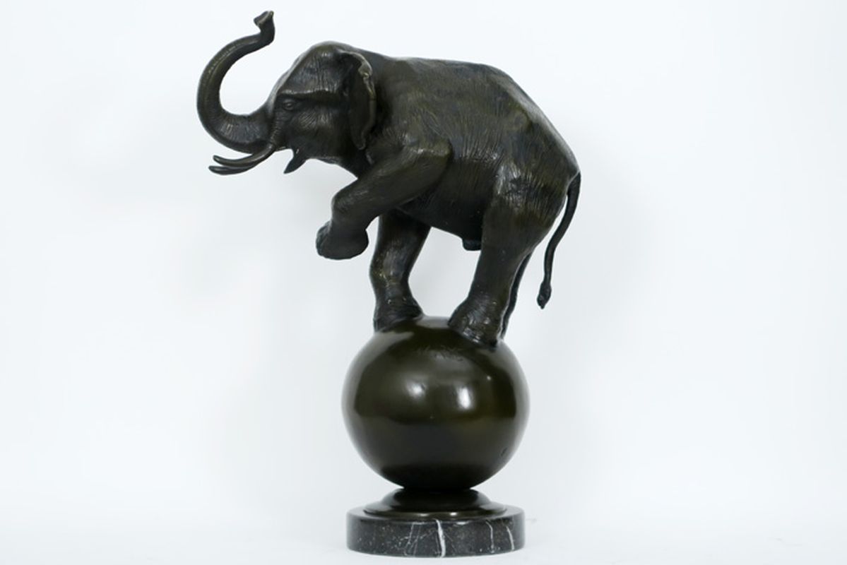 20° eeuwse sculptuur in brons met een attractief animalierthema : "Circusolifant op [...]