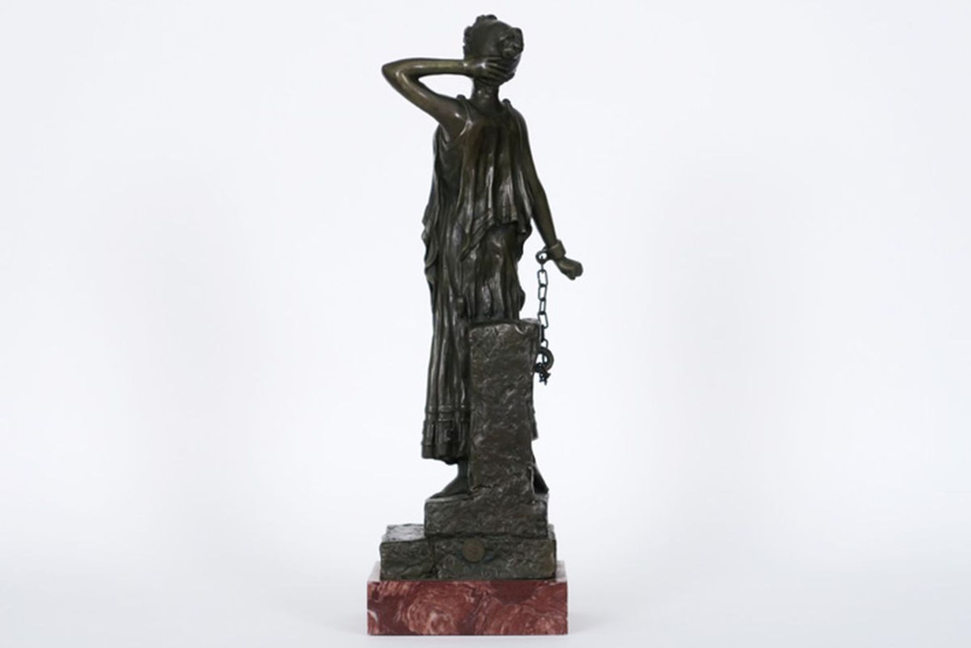 Art Nouveau-sculptuur in brons met de voorstelling van een geketende vrouw, getiteld [...] - Bild 3 aus 5