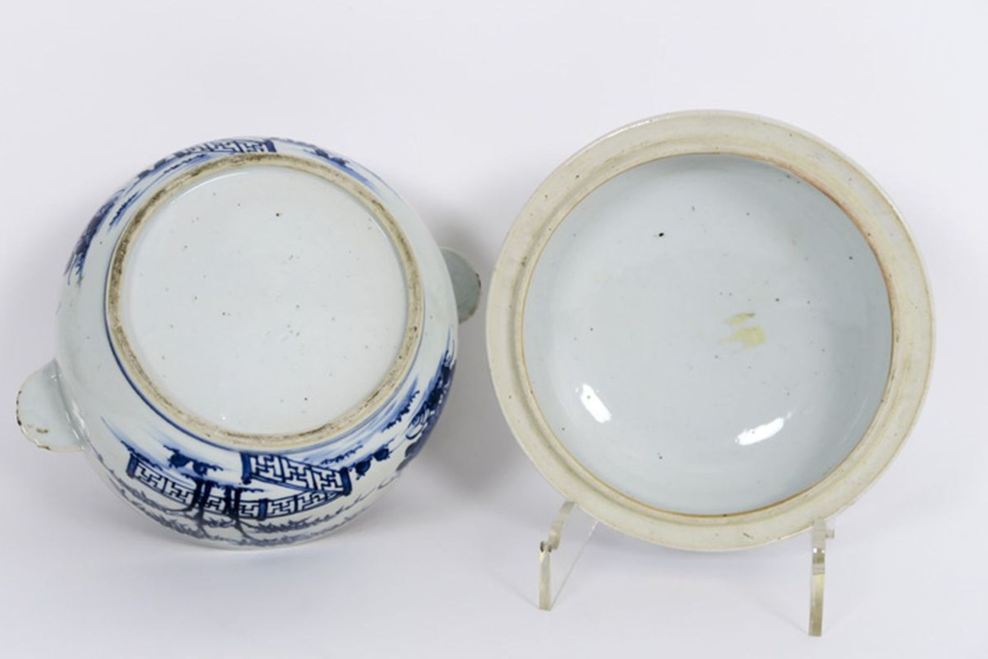 18th Cent. Chinese lidded tureen in porcelain with blue-white decor - - Achttiende [...] - Image 4 of 4