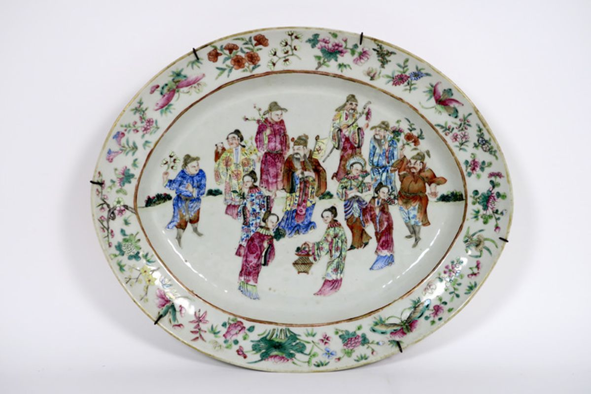 quite big oval 19th Cent. Chinese dish in porcelain with a polychrome figure decor - [...]