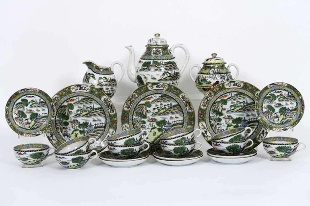 19th Cent. Chinese tea-set in porcelain with Cantonese decor - - Negentiende eeuws [...]