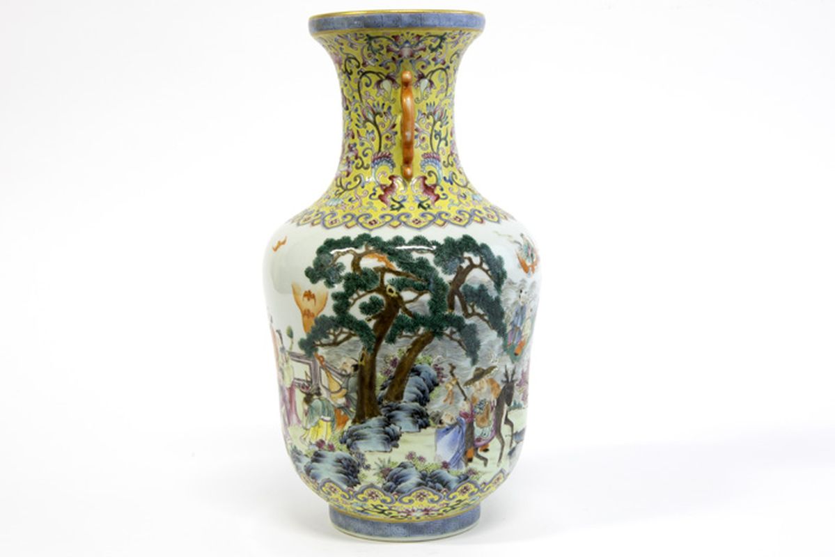 Chinese vase in marked porcelain with a Famille Rose decor with figures - - Mooie [...] - Image 4 of 6