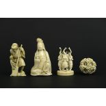 three small oriental sculptures in ivory - - Lot van drie kleine Oosterse [...]