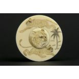antique Japanese round ivory pot - - Antiek Japans rond ivoren potje met deksel [...]