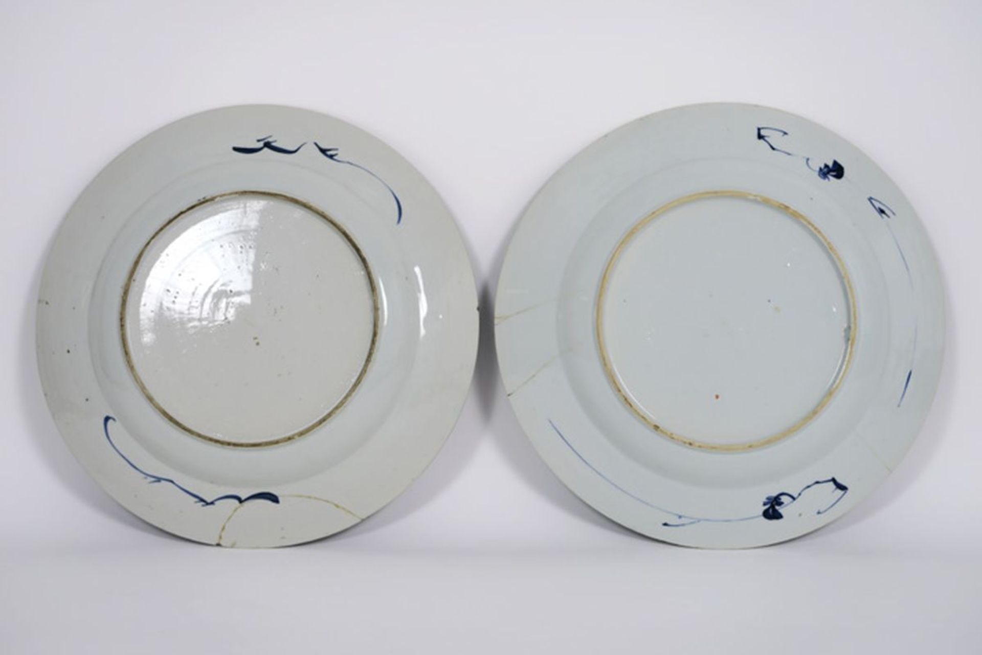 pair of 18th Cent. Chinese dishes in porcelain with blue-white decor with scroll - [...] - Image 2 of 2