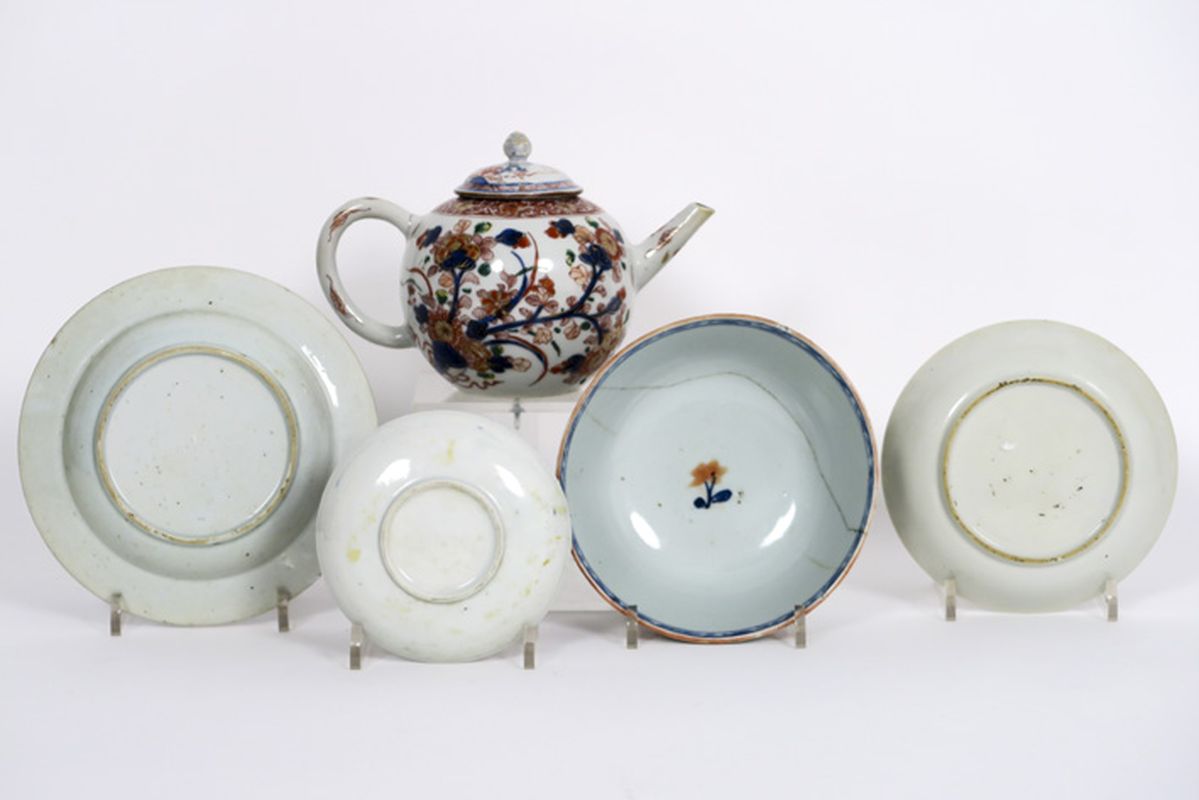 five pieces of 18th Cent. Chinese porcelain - - Lot (5) achttiende eeuws Chinees [...] - Image 2 of 2