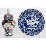 antique blue-white bowl and lidded Arita vase in Japanese porcelain - - Lot (2) [...]