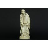 antique Chinese sculpture in ivory - - Antieke Chinese sculptuur in ivoor : "Man [...]