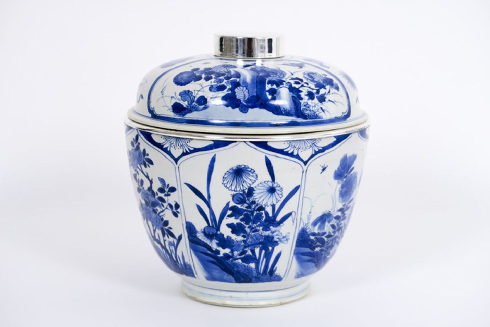 17th Cent. Chinese Kang Hsi lidded bowl in porcelain with a blue-white decor with [...] - Image 2 of 4