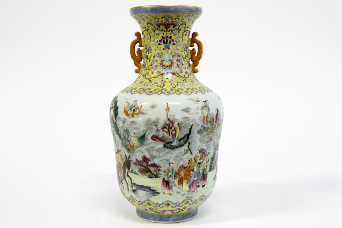 Chinese vase in marked porcelain with a Famille Rose decor with figures - - Mooie [...]