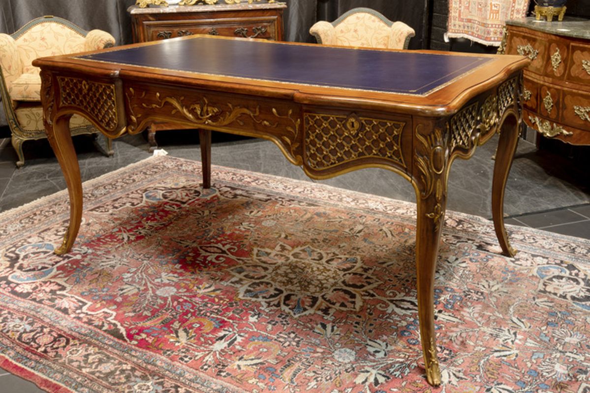 French "Thévenin Père et fils - Moulins Allier" marked French Louis XV style desk [...]